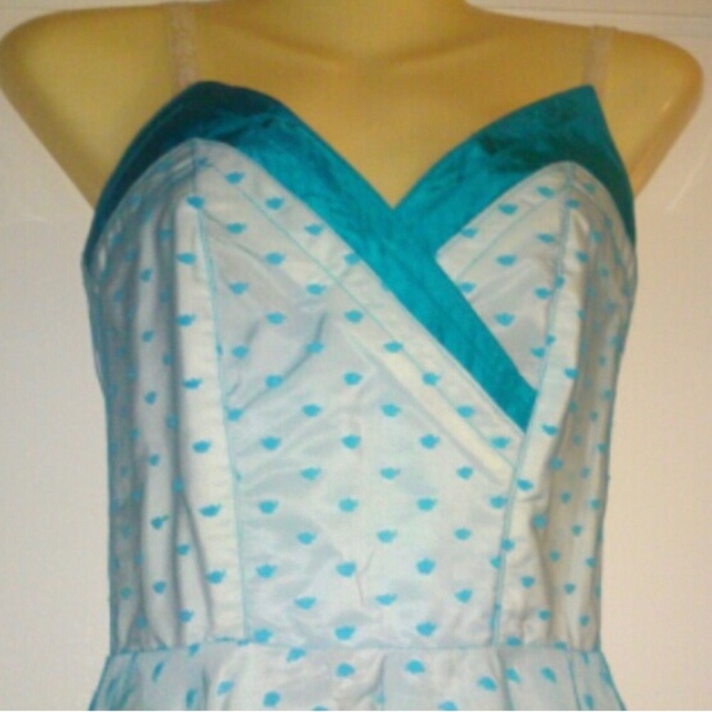 Vintage Blue strapless gown with fully lined fabric and flowing hem - Picture 5 of 8